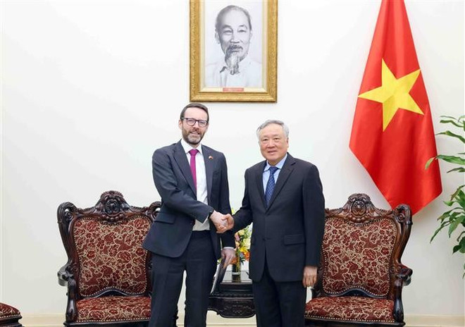 El viceprimer ministro permanente de Vietnam, Nguyen Hoa Binh, y el embajador del Reino Unido en Vietnam, Iain Frew. (Fuente: VNA) vna-potal-pho-thu-tuong-thuong-truc-tiep-dai-su-anh-tai-viet-nam-7875950.jpg