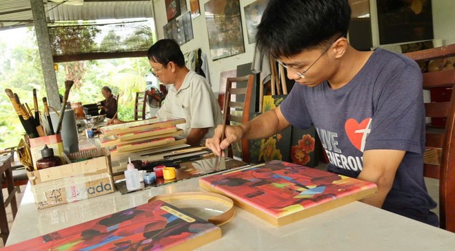 Artesano finalizando una obra de laca. (Foto: Vietnam+) z6957511716769-814d63bdba74dfdffae1b7996fa228ab.jpg