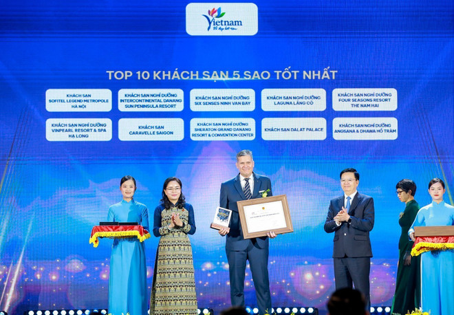 Honran a los 10 mejores hoteles de cinco estrellas (Fuente: VNA) vna-potal-le-trao-giai-thuong-du-lich-viet-nam-nam-2025-8300161.jpg