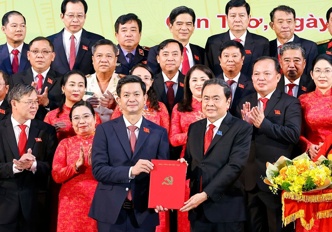 El presidente de la Asamblea Nacional de Vietnam Tran Thanh Man entrega la decisión a Le Quang Tung como nuevo secretario del Comité del Partido de Can Tho para el período 2025–2030. (Fuente: VNA) vna-potal-tien-toi-dai-hoi-xiv-cua-dang-chu-tich-quoc-hoi-du-dai-hoi-dai-bieu-dang-bo-thanh-pho-can-tho-nhiem-ky-2025-e28093-2030-8300054.jpg