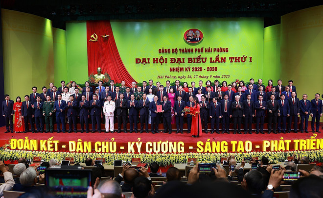 El primer ministro Pham MInh Chinh entrega la Decisión del Buró Político y flores de felicitación al nuevo Comité del Partido de Hai Phong para el mandato 2025-2030. (Fuente: VNA) vna-potal-tien-toi-dai-hoi-xiv-cua-dang-thu-tuong-du-dai-hoi-dai-bieu-dang-bo-thanh-pho-hai-phong-lan-thu-nhat-8300059.jpg