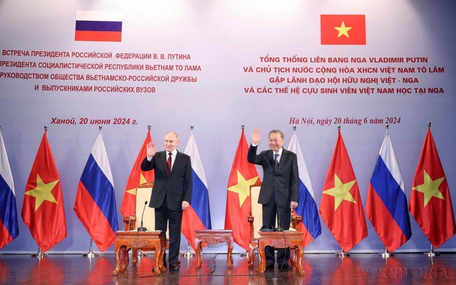 El presidente de Vietnam, To Lam y su homólogo de Rusia, Vladimir Putin, participa en el encuentro con los dirigentes de la Asociación de Amistad Vietnam - Rusia y los ex estudiantes vietnamitas en Rusia el 20 de junio de 2024. (Fuente: VNA) vna-potal-75-nam-quan-he-ngoai-giao-viet-nam-e28093-lien-bang-nga-3011950-3012025-doi-tac-chien-luoc-toan-dien-khong-ngung-duoc-cung-co-va-tang-cuong-7818399.jpg