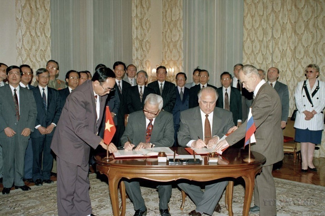 El primer ministro Vo Van Kiet y su homólogo ruso Viktor Chernomyrdin, firman el Tratado sobre los principios fundamentales de las relaciones de amistad entre la República Socialista de Vietnam y la Federación de Rusia, en Moscú el 16 de junio de 1994. (Fuente: VNA) vna-potal-75-nam-quan-he-ngoai-giao-viet-nam-e28093-lien-bang-nga-3011950-3012025-doi-tac-chien-luoc-toan-dien-khong-ngung-duoc-cung-co-va-tang-cuong-7818329.jpg