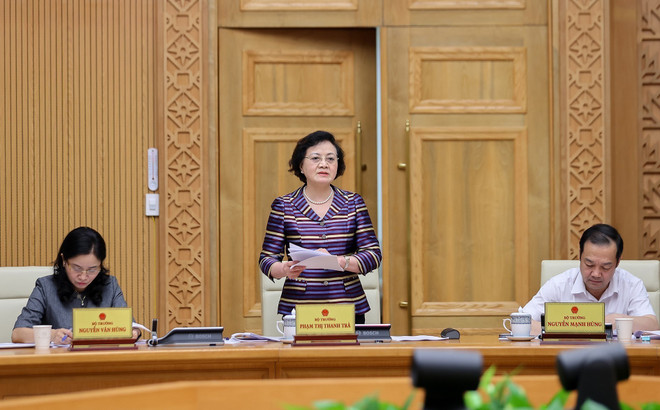 La ministra del Interior Pham Thi Thanh Tra informa sobre la implementación del gobierno local de dos niveles (Fuente: VNA) vna-potal-thu-tuong-chu-tri-cuoc-hop-thao-go-vuong-mac-trong-thuc-hien-chinh-quyen-dia-phuong-hai-cap-8229891.jpg