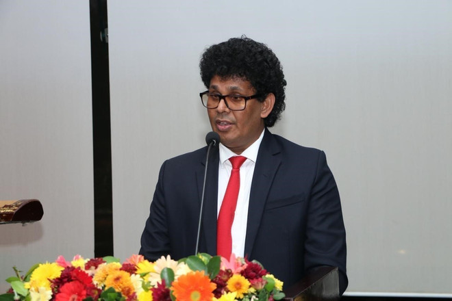 El ministro de Comercio, Seguridad Alimentaria y Desarrollo Cooperativo de Sri Lanka, Wasantha Samarasinghe, pronuncia un discurso en el evento (Fuente: VNA) vna-potal-dau-an-55-nam-quan-he-viet-nam-e28093-sri-lanka-qua-sac-mau-am-thuc-8229004.jpg