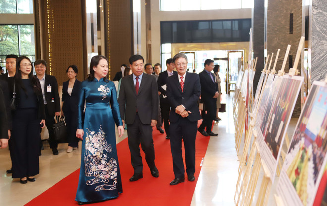 La vicepresidenta vietnamita Vo Thi Anh Xuan y el embajador de Vietnam en Laos Nguyen Minh Tam visitan una exposición fotográfica sobre las relaciones especiales entre Vietnam y Laos (Fuente: VNA) vna-potal-tiec-chieu-dai-ky-niem-80-nam-quoc-khanh-viet-nam-tai-lao-8229024.jpg