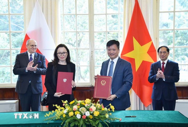 El canciller vietnamita Bui Thanh Son y su homólogo polaco Zbigniew Rau presencian la ceremonia de la firma del acuerdo de cooperación entre los dos academias de Relaciones Exteriores de ambos países, el 16 de marzo de 2023. (Foto: VNA) viet-nam-ba-lan-5.jpg