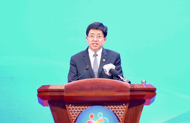 El primer secretario de la Liga de la Juventud Comunista de China, A Dong, pronuncia un discurso en la ceremonia de inauguración. (Fuente: Vietnam+) gap-go-thanh-nien-viet-trung.png