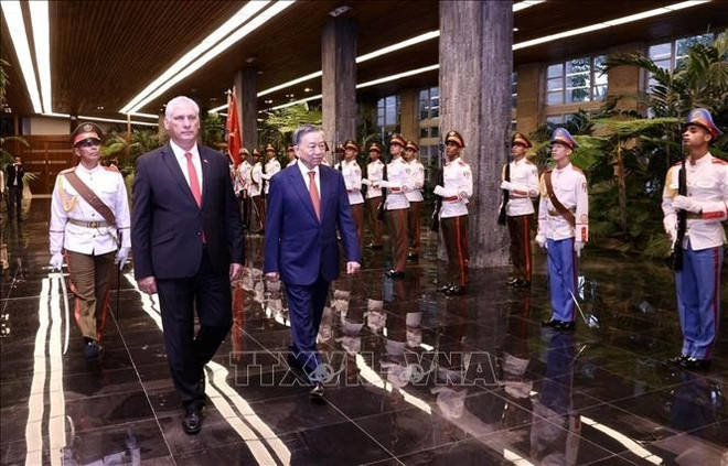 La visita del secretario general del Partido Comunista y presidente de Vietnam, To Lam, a Cuba, en septiembre de 2024. (Fuente: VNA) vna-potal-le-don-chinh-thuc-tong-bi-thu-chu-tich-nuoc-to-lam-tham-cap-nha-nuoc-toi-cuba-stand.jpg