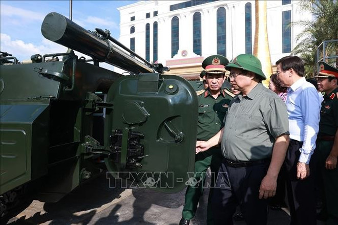 El primer ministro Pham Minh Chinh exploran los productos de la industria de defensa (Fuente: VNA) uuid3d3530d994-7239-45ac-beff-69bd2710c03d26code3d00126library3d126type3d126mode3d126loc3dtrue26cap3dtrue.jpg