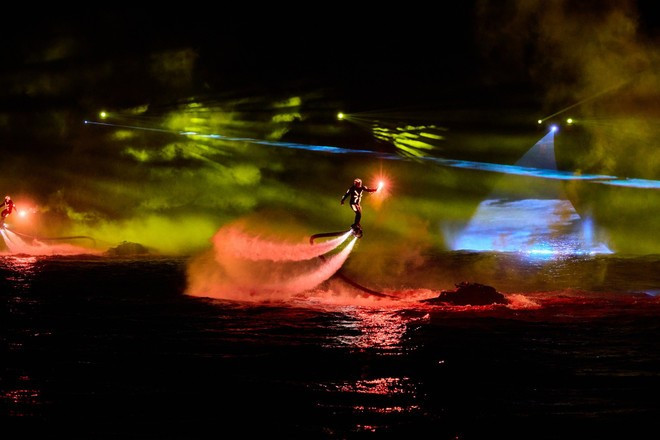 El público vietnamita disfruta de experiencias artísticas de primer nivel en su tierra natal. (Foto: Sun Group) show-ban-giao-huong-dao-xanh-xac-lap-2-ky-luc-the-gioi-3.jpg