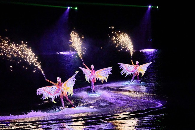 La imagen del grulla celestial (Foto: Sun Group) show-ban-giao-huong-dao-xanh-xac-lap-2-ky-luc-the-gioi-1-6880.jpg