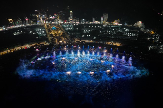 La Bahía Central de Cat Ba se ilumina con una experiencia artística de primer nivel. (Foto: Sun Group) show-ban-giao-huong-dao-xanh-xac-lap-2-ky-luc-the-gioi-1.jpg