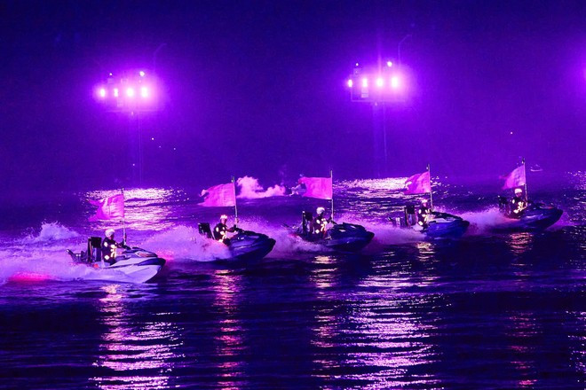 El espectáculo reúne a casi 40 atletas internacionales de talla mundial que actúan simultáneamente. (Foto: Sun Group) show-ban-giao-huong-dao-xanh-xac-lap-2-ky-luc-the-gioi-8784.jpg