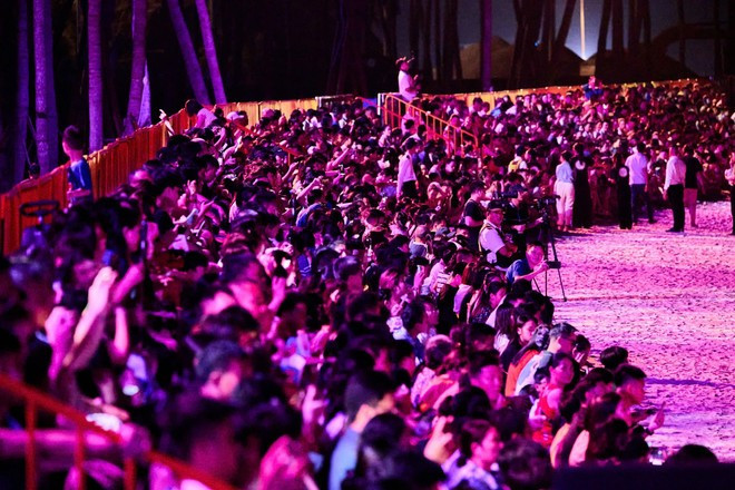 Las gradas estaban repletas la noche del estreno. (Foto: Sun Group) show-ban-giao-huong-dao-xanh-xac-lap-2-ky-luc-the-gioi-2-9743.jpg