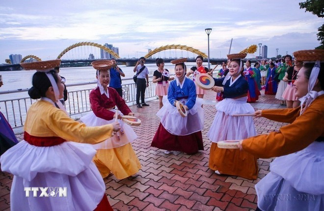 Un espectáculo realizado por los artistas surcoreanas durante el Festival Vietnam-Corea del Sur, en la ciudad de Da Nang en septiembre de 2023. (Fuente: VNA) giao-luu-van-hoa-viet-han.jpg