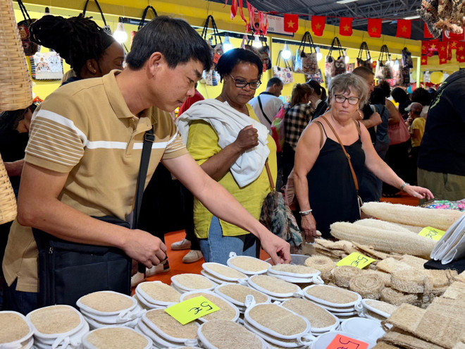 Por primera vez, los productos de estropajo de Vietnam, amigables con el medio ambiente, fueron presentados en la Feria de París. (Fuente: VNA) vna-potal-viet-nam-mang-san-pham-than-thien-moi-truong-toi-hoi-cho-paris-8010967.jpg
