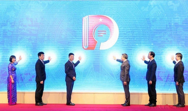 El viceprimer ministro Le Thanh Long, el ministro de Justicia Nguyen Hải Ninh y otros delegados participan en la ceremonia de presentación del Código Jurídico de Vietnam, disponible en el sitio web https://phapdien.moj.gov.vn (5 de noviembre de 2024). (Foto: VNA) vna-potal-ngay-phap-luat-viet-nam-911-lan-toa-tinh-than-thuong-ton-phap-luat-7691205.jpg