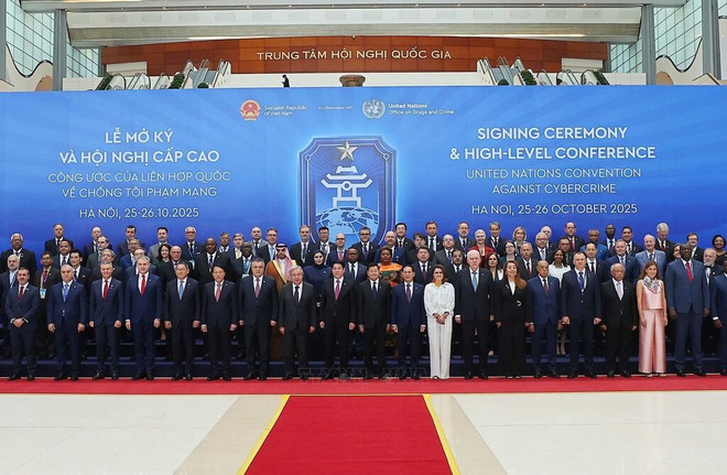 El presidente de Vietnam, Luong Cuong, y el secretario general de la ONU, António Guterres, coopersiden la firma de la Convención de Hanoi (Fuente: VNA) 163112-vna-potal-chu-tich-nuoc-luong-cuong-va-tong-thu-ky-lhq-dong-chu-tri-le-mo-ky-cong-uoc-ha-noi-8361609.jpg