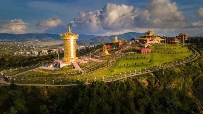 Vista panorámica del complejo cultural y espiritual budista Samten Hills Dalat, el escenario principal de la película “Love in Vietnam". z6809439785524-d7ffcc4c90afec7e51010743fb73f53e.jpg