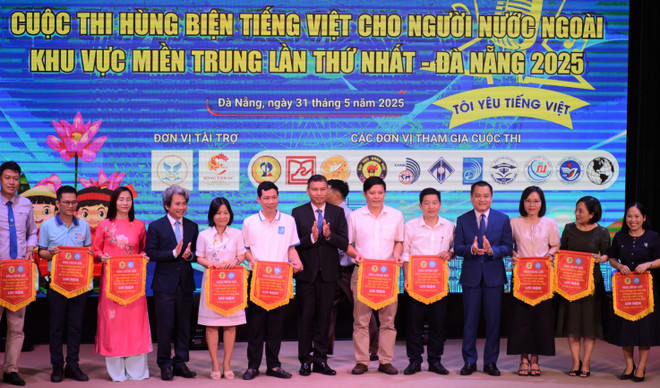 El comité organizador otorga banderines conmemorativos a los concursantes (Fuente: VNA) vna-potal-chung-ket-cuoc-thi-hung-bien-tieng-viet-cho-nguoi-nuoc-ngoai-khu-vuc-mien-trung-8065777.jpg