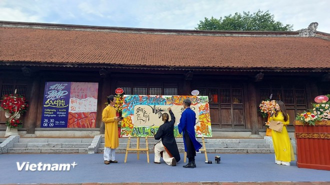 Los calígrafos presentan el arte de caligrafía en combinación con el arte contemporáneo (Fuente: Vietnam+) thuphap.jpg