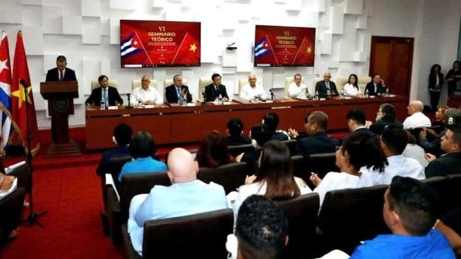 En el 6.º seminario teórico entre los partidos comunistas de Vietnam y Cuba, celebrado en La Habana en mayo de 2025. (Fuente: VNA) hoithaocuba1-7943-5953-8488-8801.jpg