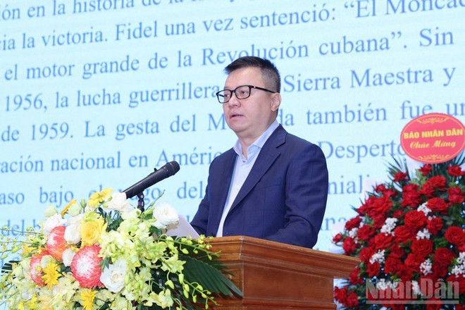 Le Quoc Minh, miembro del Comité Central del Partido Comunista de Vietnam (PCV), presidente-editor del periódico Nhan Dan, subjefe de la Comisión de Propaganda y Movilización de Masas del Comité Central del PCV y presidente de la Asociación de Periodistas del país, habla en la cita. (Foto: Nhan Dan) z6842580996737-dc0220ff57c382c52de1c0d224be56c1.jpg