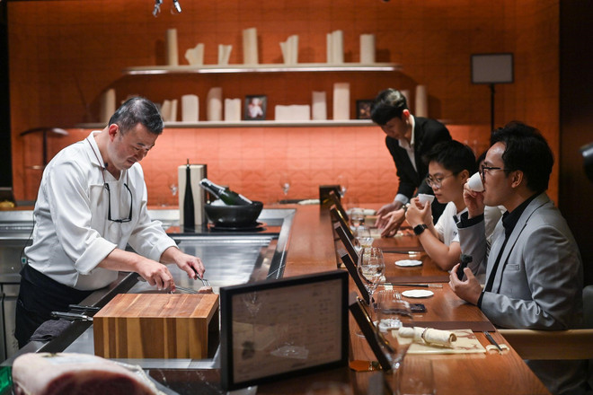 Teppanyaki en Hibana by Koki es como un viaje de los sentidos, los platos se preparan meticulosamente y se sirven en un espacio privado. oanh2.jpg
