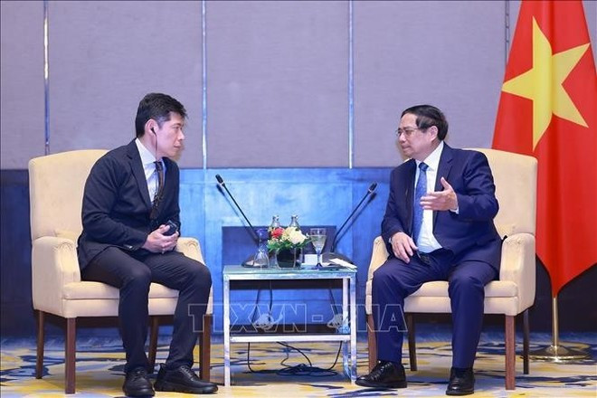El primer ministro Pham Minh Chinh y Anthony Tan, director ejecutivo y cofundador de Grab, en su reunión en Kuala Lumpur (Foto: VNA) grab.jpg