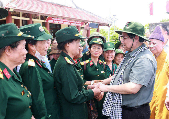 El primer ministro vietnamita se reúne con los veteranos y ex jóvenes voluntarios en la Antigua Ciudadela de Quang Tri. (Fuente. VNA) vna-potal-thu-tuong-dang-huong-tuong-niem-cac-anh-hung-liet-si-tai-quang-tri-8172998.jpg
