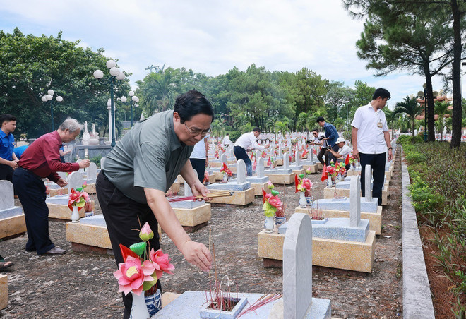 El premier ofrece incienso en el Cementerio Nacional de los Mártires de la Carretera 9. (Fuente: VNA) vna-potal-thu-tuong-dang-huong-tuong-niem-cac-anh-hung-liet-si-tai-quang-tri-8173042.jpg