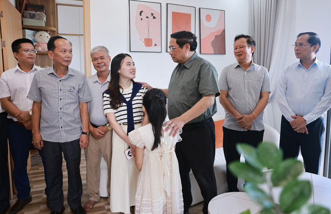 El premier visita a una familia beneficiaria de la política de viviendas sociales en la ciudad de Hue. (Fuente: VNA) vna-potal-thu-tuong-tham-mot-so-du-an-cua-thanh-pho-hue-8172748.jpg