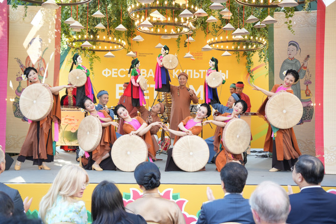 Un espectáculo del festival (Fuente: VNA) vna-potal-khai-mac-le-hoi-van-hoa-e2809cviet-nam-sac-mau-tu-mien-nhiet-doie2809d-tai-nga-8172512.jpg