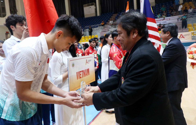 Teddy Suratmadji, secretario general de la Federación Mundial de Pencak Silat, entrega copa conmemorativa a la delegación vietnamita (Fuente: VNA) vna-potal-khai-mac-giai-vo-dich-pencak-silat-chau-a-lan-thu-9-8172304.jpg