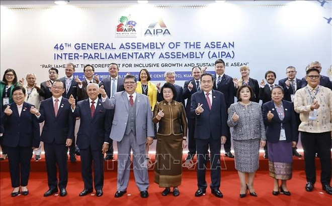 El presidente de la Asamblea Nacional, Tran Thanh Man, y los jefes de las delegaciones parlamentarias de la AIPA y Johari Abdul, presidente de la Cámara de Representantes de Malasia y presidente de la AIPA-46. (Fuente: VNA) ttm-aipa.jpg