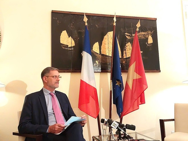 El embajador francés en Vietnam, Olivier Brochet, durante la entrevista (Foto: Vietnam+) daisuphap.jpg
