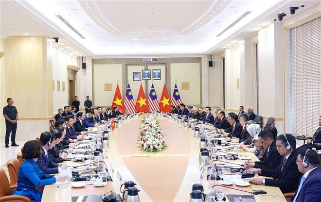 En la reunión entre los dos primeros ministros (Fuente: VNA) vna-potal-thu-tuong-pham-minh-chinh-hoi-dam-voi-thu-tuong-malaysia-anwar-ibrahim-8053232.jpg