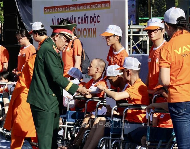 Líderes de la Asociación de Víctimas del Agente Naranja/Dioxina entregan regalos a los víctimas de la sustancia química tóxica durante el evento. (Fuente: VNA) da-cam-2.jpg