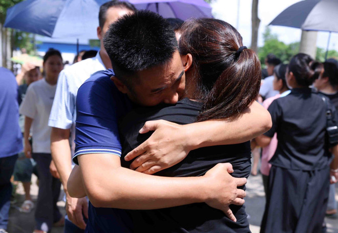 La alegría de un preso liberado al renunirse con su familia (Fuente: VNA) vna-potal-pho-thu-tuong-thuong-truc-du-le-cong-bo-quyet-dinh-dac-xa-nam-2025-dot-2-8248445.jpg