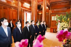 Titular legislativo vietnamita ofrece incienso en homenaje al Presidente Ho Chi Minh