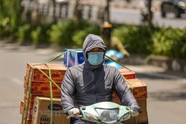 Hanoi: Trabajadores se esfuerzan para ganarse la vida bajo intenso calor