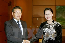 Líder parlamentaria de Vietnam recibe al jefe de organización de masas de Laos