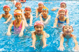 Fondo noruego financia cursos de natación para miles de niños vietnamitas