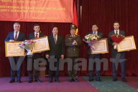 Laos otorga condecoraciones a excombatientes voluntarios vietnamitas