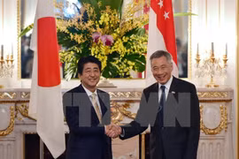 Líderes de Japón y Singapur discuten asuntos de TPP y de Mar del Este