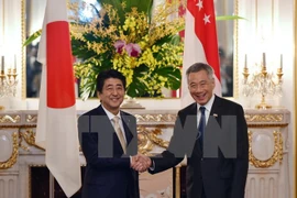 Líderes de Japón y Singapur discuten asuntos de TPP y de Mar del Este