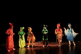 Efectúan intercambio cultural entre niños de países indochinos