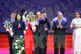 Premier de Vietnam llama a empresas nacionales alcanzar estándares mundiales