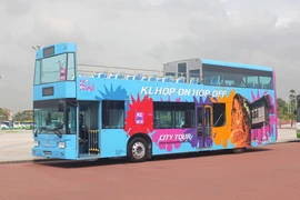Introducen autobuses de dos pisos sin techo en ciudad vietnamita